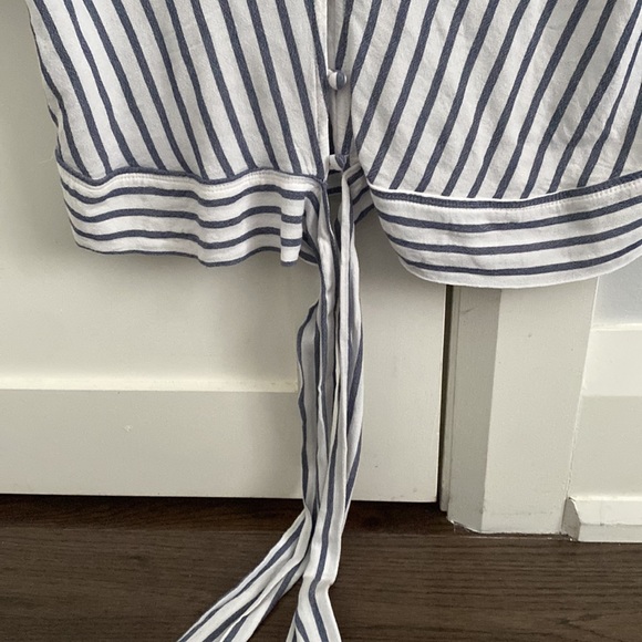 Button down V neck Blouse - Picture 2 of 4